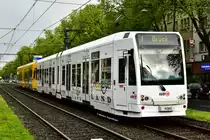 4065 trägt eine neue Ganzreklame für das  Phantasialand . Hier zu sehen auf der Aachener Straße in Braunsfeld am 30.04.2015.
