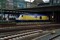 Feierabend für die 246 002-0, die hier die heiligen Hallen des Hamburger Hbf verlässt und nun in die Abstellung fährt, samt ihrem Dostockzug. 9.5.2015