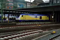 Feierabend für die 246 002-0, die hier die heiligen Hallen des Hamburger Hbf verlässt und nun in die Abstellung fährt, samt ihrem Dostockzug. 9.5.2015