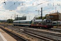 alex 183 001 am 24.06.2014 beim rangieren mit zwei Wagen in Regensburg Hbf.