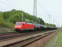 152 020-4  passiert mit einem Kesselwagenzug am 11. Mai 2015 den Ort Diedersdorf .


