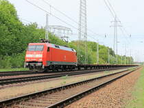 152 009-7 passiert mit einem Zug Drehgestellflachwagen am 11. Mai 2015 den Ort Diedersdorf.
