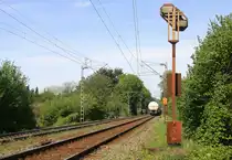 Ein Blick auf einem Kesselzug aus Antwerpen-BASF nach Ludwigshafen-BASF(D).
Aufgenommen an der Montzenroute am Gemmenicher-Weg.
Bei Sommerwetter am Nachmittag vom 11.5.2015.