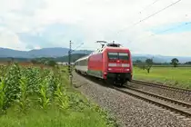 101 075-0 mit dem EC 8 von Z�rich HB nach Hamburg-Altona am Mittag des 08.08.14 s�dlich von Kollmarsreute.