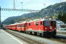RhB Regionalzug 735 von St.Moritz nach Scuol am 08.10.1999 Ausfahrt Samedan mit E-Lok Ge 4/4 II 630 - B 2253 - A 1233 - B 2343 - B 2356 - D 4206 - Gb 5014 - Hinweis: gescanntes Dia
