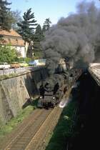 Kr�ftig anstrengen m�ssen sich im Mai 1983 in Kamenz 52 6721-6 und 52 8192-8 mit Ihrem schweren G�terzug nach Arnsdorf(Archiv P.Walter)