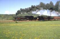 Im Mai 1983  dampfte  es noch in der DDR.G�terzug nach Arnsdorf mit 51 6721-6 und 52 8192-8 im Raum Kamenz(Archiv P.Walter)