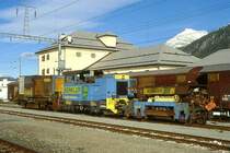 RhB - Benkler Schienenschleifzug abgestellt am 08.10.1999 in Bever mit Walter II - Traktor Tm 2/2 1 - P 10159 - Hinweis: gescanntes Dia
