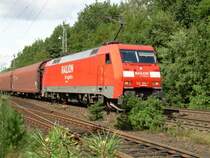 152 106 am 7.8.2006 mit ihrem G�terzug bei der Durchfahrt durch Eystrup Richtung Hannover