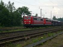 151 135 mit unbekannter Schwesterlok und gemischtem G�terzug am 27.8.2006 in Eystrup gen Bremen