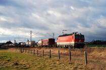 1144 209 mit einem G�terzug bei Hattenhofen (20.01.2007)