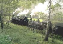 Schmalspur Dampfromantik im Mai 1983 im Pressnitztal.Lok 99 1568-7 und 99 1582-8 mit einem Personenzug zwischen Wolkenstein und Steinbach.Hier fahren schon lange keine Z�ge mehr.Zwischen Steinbach und J�hstadt gibt es heute eine Museumsbahn(Archiv P.Walter)