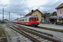 Wegen der Entgleisung eines G�terzuges in Daillens waren beide Travys Dominos in Biel blockiert. Zwei Tage lang war auch die Strecke Le Pont-Vallorbe unterbrochen, die Z�ge verkehrten nur Le Brassus-Le Pont. Als einziger vorhandene Zug musste der �ltere Sch�lerzug im Vall�e de Joux pendeln; RBDe (94 85 7) 567 174-8, B EWI 50 85 20-35 475-6 und ABt 50 85 39-33 202-6 als Regio 6024 beim Zwischenhalt in Sentier-Orient, 26.04.2015.