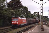 BR 185-091 mit einer G�terfracht von der G�ubahn, bei Radolfzell (Bodensee) auf dem Weg zur deutsch-schweizerischen Grenze am �bergang Konstanz/Kreuzlingen. Bemerkenswert ist hier auf dieser Aufnahme auch, dass drei Jahre nach Abl�sung der Interregio-Z�ge noch die Schildchen „H - IR“ an den Bahnsteigen an diesen Zugtyp erinnern.   
 
