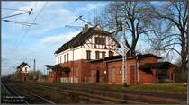 Das h�bsche Empfangsgeb�ude im brandenburgischen Uebigau nebst fr�her typischen Nebengeb�uden (v.r.): Gep�ckkarrenunterstand, Toilettenhaus, Fahrradschuppen, Empfangsgeb�ude, G�terschuppen Laderampe und Stellwerk. Auch im unsanierten Zustand sch�n anzusehen. Der Bf Uebigau ist heute als Hp in den Bf Falkenberg/E. integriert. Uebigau, 12.02.07
