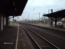 Der Bahnhof Wolfen(b. Bitterfeld) liegt zwischen Greppin und Je�nitz. Hier h�lt jedoch noch der RegionalExpress der Linie 4 von Magdeburg nach Leipzig �ber Sch�nebeck, Ro�lau, Dessau, Bitterfeld und Delitzsch unt. Bahnhof. Man kann noch erkennen das seit der DDR nichts mehr verbessert worden ist. Ausflugsziel?! Nein! Alle 20 Minuten kommt ein G�terzug mal vorbei und dann noch die RegionalBahn und der RegionalExpress.