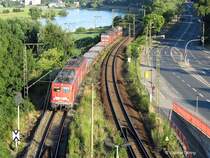F�nf Loks f�r vier Waggons: es ziehen 140 051 (mit Zusatzlampen !) und eine 155er; es schieben 180 008, eine 180er in Farbgebung DR und eine 372 der CD am 17.07.2006 im Elbtal kurz vor Dresden-Kemnitz
