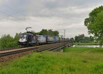 182 560 mit DGS 43945 am 19.05.2015 auf der Isarbrücke bei Plattling. 