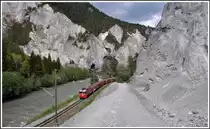 RE1240 mit Ge 4/4 II 617  Ilanz  in der Ruinaulta bei Versam-Safien. (05.05.2015)