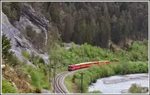 RE1253 mit Ge 4/4 II 625  Küblis  zwischen Valendas-Sagogn und Versam-Safien. (05.05.2015)