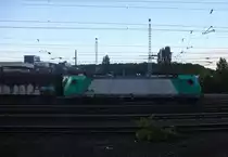 Die Cobra 2825 fährt mit einem langen Audi-VW-Zug aus Osnabrück nach Kortenberg-Goederen(B)  bei der Ausfahrt aus Aachen-West in Richtung Montzen/Belgien. Aufgenommen vom Bahnsteig in Aachen-West in der Abendsonne am Abend vom 19.5.2015.