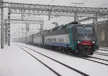 Wintereinbruch am Brenner am 20.05.2015. E405 001 und E405 034 fahren mit einem Güterzug aus Italien in den Bahnhof Brennero/Brenner ein.