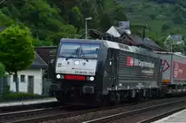 Die für die SBB-Cargo fahrende 189 112 ist hier am Abend des 22.5.2015 in Hirzenach südwärtsfahrend mit einem Containerzug von mir abgelichtet.