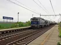 753 780 und eine weitere unbekannte 753 der Firma Unipetrol beschleunigen ihren Kesselwagenzug nach einen halt in Bohusovice nad Ohri. Aufgenommen im Haltepunkt Nove Kopisty am 06.05.2015.