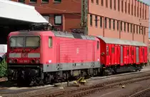 Der harte Einsatz von 143 366 ist ihr anzusehen. 
Doch am 19.05.15 hatte sie sich eine Pause verdient. Zusammen mit einem Wagen vom Hilfszug ließ sie die Sonne auf sich strahlen am Koblenzer Hauptbahnhof. 