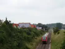 Nachdem die 611er nun auf der Zollern Albbahn abgelöst wurden, sind die jüngeren Brüder namens 612 dort am wackeln. 
Blicken wir nun in die Vergangenheit und stellen fest: Kein Wunder! 
Für die Tübinger Umläufe nur die besten Kisten! 
Denn die Stammtriebwagen, welche in und um Tübingen rumgefahren sind, stehen nun alle still. 
Die meisten zumindest. Bisher sind vier in Mukran abgestellt sowie acht Stück in Ulm. 
611 019, welcher auf dem Bild zu sehen ist, scheint jedoch noch vergleichsweise gut in Schuss, sodass dieser auch heute noch in Ulm um Ulm und um Ulm herum anzutreffen ist. 
Aufgenommen am 25.06.15 bei Schlatt. 