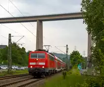 
Die 111 147-5 (91 80 6111 147-5 D-DB) der DB Regio NRW am 23.05.2015 mit dem RE 9 (rsx - Rhein-Sieg-Express) Aachen - Köln - Siegen, durch Siegen-Eiserfeld in Richtung Siegen und erreichen bald die Endstation Siegen Hauptbahnhof. Eigentlich ja auf dem falschen Gleis, den in Deutschland ist auch bei der Bahn Rechtsverkehr.

 Im Hintergrund die 105 m hohe Siegtalbrücke der A 45 (Sauerlandlinie). 