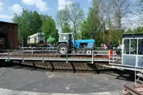 Wann sieht man schon mal einen Trecker auf der Drehscheibe. Zweiwege ZT300 am 17.05.2015 bei den 23.Eisenbahntagen im Eisenbahnmuseum Schwarzenberg.