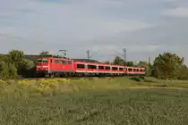 111 227 mit einem Regionalzug am 15. Mai 2015 bei Thüngersheim.