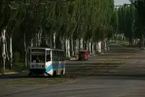 KTM 71-608 auch KTM-8 ist die Bezeichnung dieser Strassenbahn der Ust-Katawer Waggonfabrik in Ust-Kataw Russland. Hier mit schlichter Lackierung in blau Wagen 464 kommt eine schöne Allee heruntergefahren. Bild vom 13.05.2105 in Krywyj Rih.