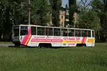 KTM 71-608 auch KTM-8 ist die Bezeichnung dieser Strassenbahn der Ust-Katawer Waggonfabrik in Ust-Kataw Russland.
Hier in farbenfroher Werbebemalung. Bild vom 13.05.2105 in Krywyj Rih.