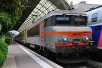 Die 122331 der SNCF vor einem Regionalzug im Bahnhof von Nizza an der Cote d'Azur am 08.05.15