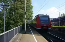 Die Rhein Niers Bahn (RB33) kommt die Kohlscheider-Rampe hoch aus Duisburg-Hbf nach Aachen-Hbf und hält in Kohlscheid und fährt in Richtung Richterich,Laurensberg,Aachen-West. 
Am einem schönem Frühlingsmorgen vom 21.5.2015.