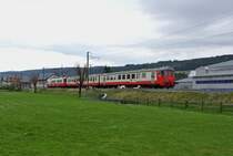 Wegen der Entgleisung eines G�terzuges in Daillens waren beide Travys Dominos in Biel blockiert. Zwei Tage lang war auch die Strecke Le Pont-Vallorbe unterbrochen, die Z�ge verkehrten nur Le Brassus-Le Pont. Als einziger vorhandene Zug musste der �ltere Sch�lerzug im Vall�e de Joux pendeln; ABt 50 85 39-33 202-6, B EWI 50 85 20-35 475-6 und RBDe (94 85 7) 567 174-8 als Regio 6025 bei Ausfahrt in Sentier-Orient, 26.04.2015.

