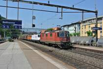 Offiziell seit dem 01.06.2015 werben zwei Lokomotiven (eine Re 4/4 II der Division Cargo und eine Re 460 der Division Personenverkehr) f�r den neuen Gotthardbasistunnel welcher 2016 er�ffnet wird; per Zufall waren heute beide Loks am Gotthard im Einsatz: Re 4/4 II 11235, Re 420 268-5  Gottardo 2016  (tempor�rer Taufname  Erstfeld ) und Re 4/4 II 11320  InterregioCargo  mit G�terzug bei Einfahrt in Bellinzona, 05.06.2015.