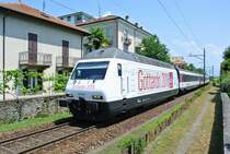 Offiziell seit dem 01.06.2015 werben zwei Lokomotiven (eine Re 4/4 II der Division Cargo und eine Re 460 der Division Personenverkehr) f�r den neuen Gotthardbasistunnel welcher 2016 er�ffnet wird; per Zufall waren heute beide Loks am Gotthard im Einsatz: Re 460 098-7  Gottardo 2016 , tempor�rer Taufname  Biasca  mit dem IR 2417 bei Einfahrt in Locarno, 05.06.2015. 