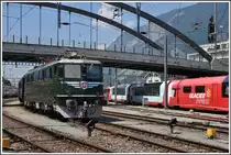 Extrazug mit SBB-Historic Lok Ae 6/6 11407  Aarau  vor dem ausfahrenden Glacie Express 903 in Chur. (06.06.2015)