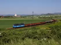 Eine 363 mit einem Güterzug am 04.06.2015 unterwegs bei Polepy.