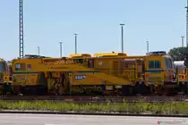 Schieneninstandhaltungsfahrzeug - Nivellier-, Richt- und Stopfmaschine Plasser 08-16-3_zur Verladung im Hamburger Hafen.
Es warteten ingesammt 3Stück auf die Verladung.
Am 05.06.2015