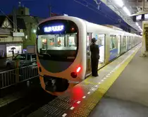 Seibu Konzern, Serie 30000: Diese Züge mit dem Namen  Smile Train  werden seit 2008 gebaut; es gibt zur Zeit 2 Zehnwagen-, 15 Achtwagen- und 6 Zweiwagenzüge (Ergänzungsmodule). Zug 38102 in Kodaira (der achte Wagen ist 38802), 29.Oktober 2013. 
