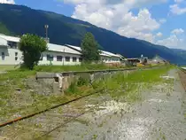 Hier zu sehen ist die alte Verladerampe des Bahnhofs Kirchbach im Gailtal am 7.6.2015. Dies ist ein gutes Beispiel daf�r wie  wichtig  den �BB der regionale G�tertransport ist. Auf diesem Abschnitt der Gailtalbahn ist der G�terverkehr schon vor ein paar Jahren komplett eingestellt. Heute wird als einziger Bahnhof im Gailtal nur noch Hermagor von Holzz�gen f�r das S�gewerk Hasslacher bedient. Auch auf dem Gleis rechts im Bild braucht man sich keine Sorgen mehr machen, dass ein Zug kommen k�nnte, da die Weichen entfernt wurden.