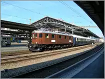 BLS Triebfahrzeuge sind hin und wieder in Lausanne zu sehen; aber eine der formschönen  BLS Ae 6/8 ist dann doch eine sehr grosse Seltenheit! Hier verlässt die Ae 6/8 208 mit einem Extrazug Lausanne Richtung Domodossola.
7. Juni 2015