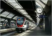  Pünktlich wie die Eisenbahn  - der RABe 511 019 verlässt als RE 5079 nach Chur verlässt Zürich  HB; links im Bild eine der faszinierenden, 1941 kreierten, SBB Bahnhofsuhren. 
6. Juni 2015