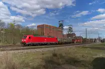 Gemischte Güterzüge kann man im Saarland von der Dillinger Hütte zum Rbf. Saarbrücken und in der Gegenrichtung sehen. 185 316-7 bringt leere Wagen zurück zur Dillinger Hütte und fährt am Bergwerk (an der Grube) Luisenthal vorbei. Bahnstrecke 3230 Saarbrücken - Karthaus am 06.04.2014