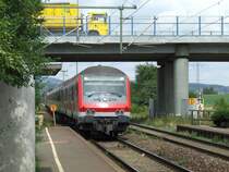 Hier ein Steuerwagen nach Wittenberger Bauart. Diese fahren auf der KBS 820 als RB und gelegentlich auch als RE. Hier zu sehen der RE von Lichtenfels nach Neumarkt (Oberpf) bei der Durchfahrt duch Kersbach. Der Tf hatte sogar gepfiffen als er an mir vorbeirauschte^^(Kersbach, 03.08.2006)
