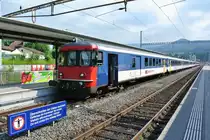 Kantonales Jugendturnfest Basel 2015: F�r die R�ckreise verkehrte ein SBB Extrazug Laufen-Basel-Olten; der Zug bestand aus zwei EWI/II KlB S-Bahn HVZ Pendel welche sonst �bers Wochenende in Basel im Stillager stehen; BDt EWI 50 85 82-33 985-1, AB EWII, 3 B EWI, Re 4/4 II 11194, BDt EWII (921-6), AB EWII, 3 B EWI und Re 4/4 II 11301, Laufen, 07.06.2015.